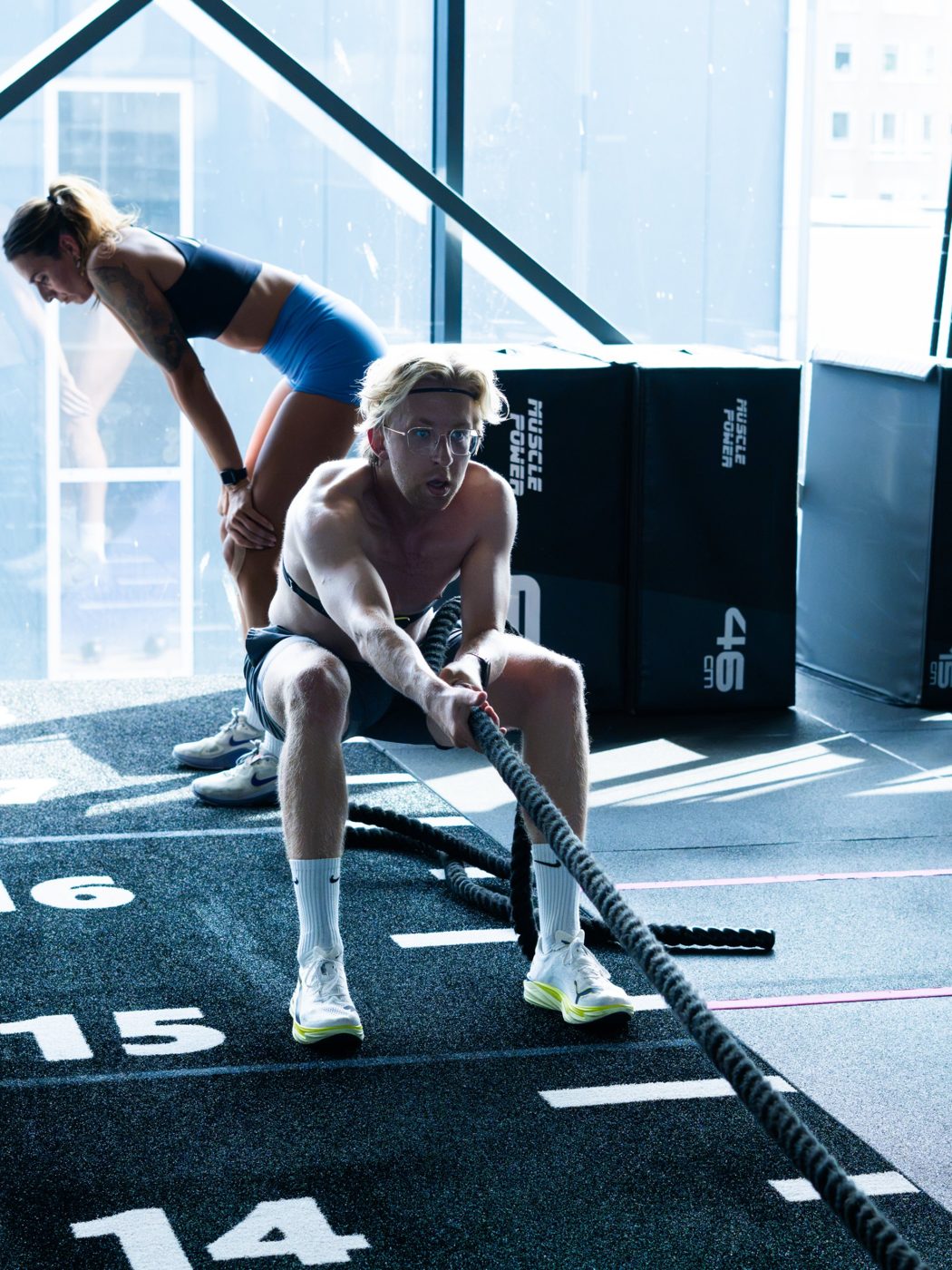 Sporter traint met de battle rope tijdens een HYROX training