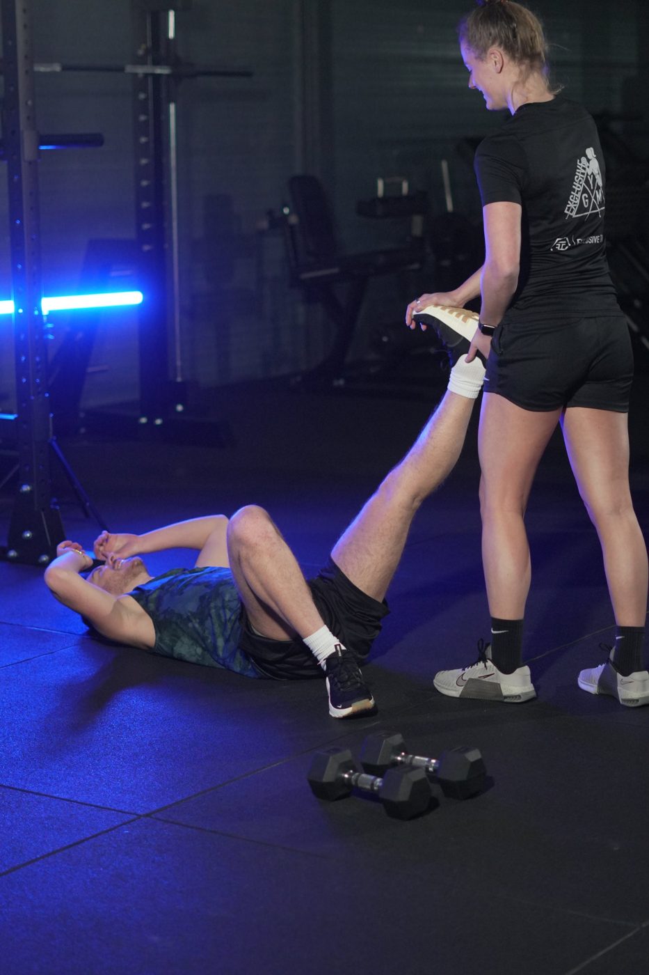 Coach helpt een klant met een stretch