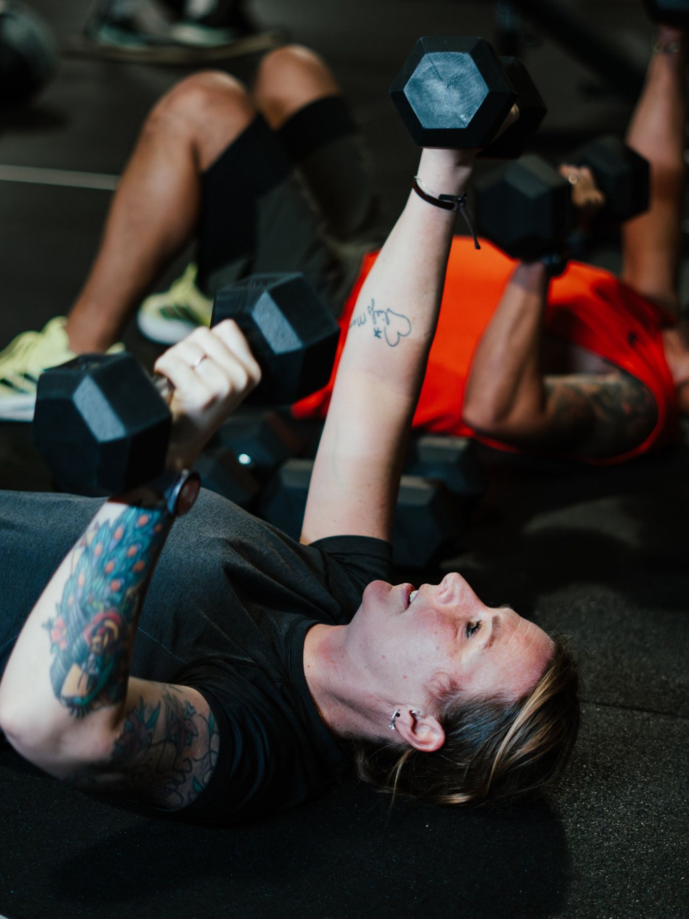 Kleine groep traint met dumbbells tijdens group training