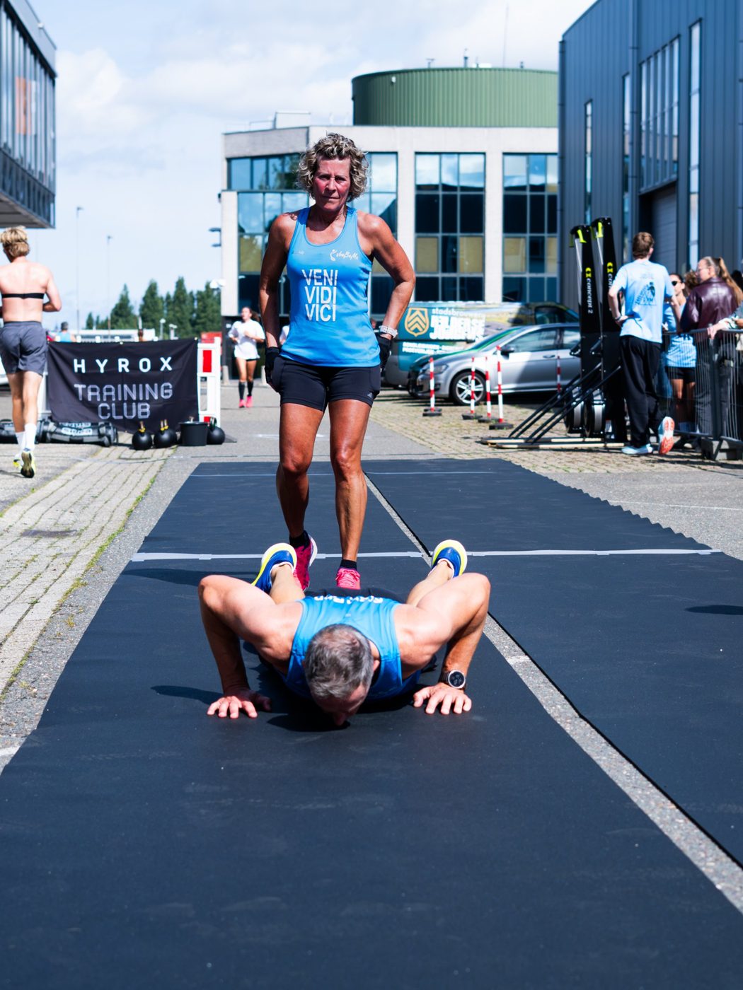 Deelnemer doet burpee broad jumps tijdens een HYROX-evenement