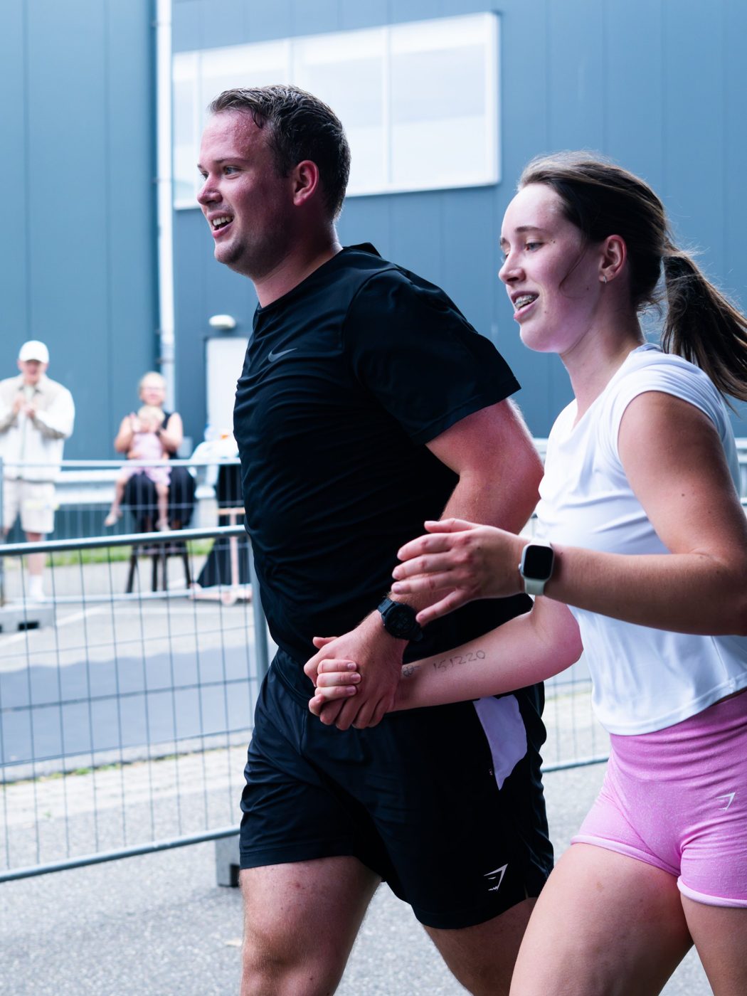 Duo rent samen tijdens een HYROX-evenement van Exclusive Gym