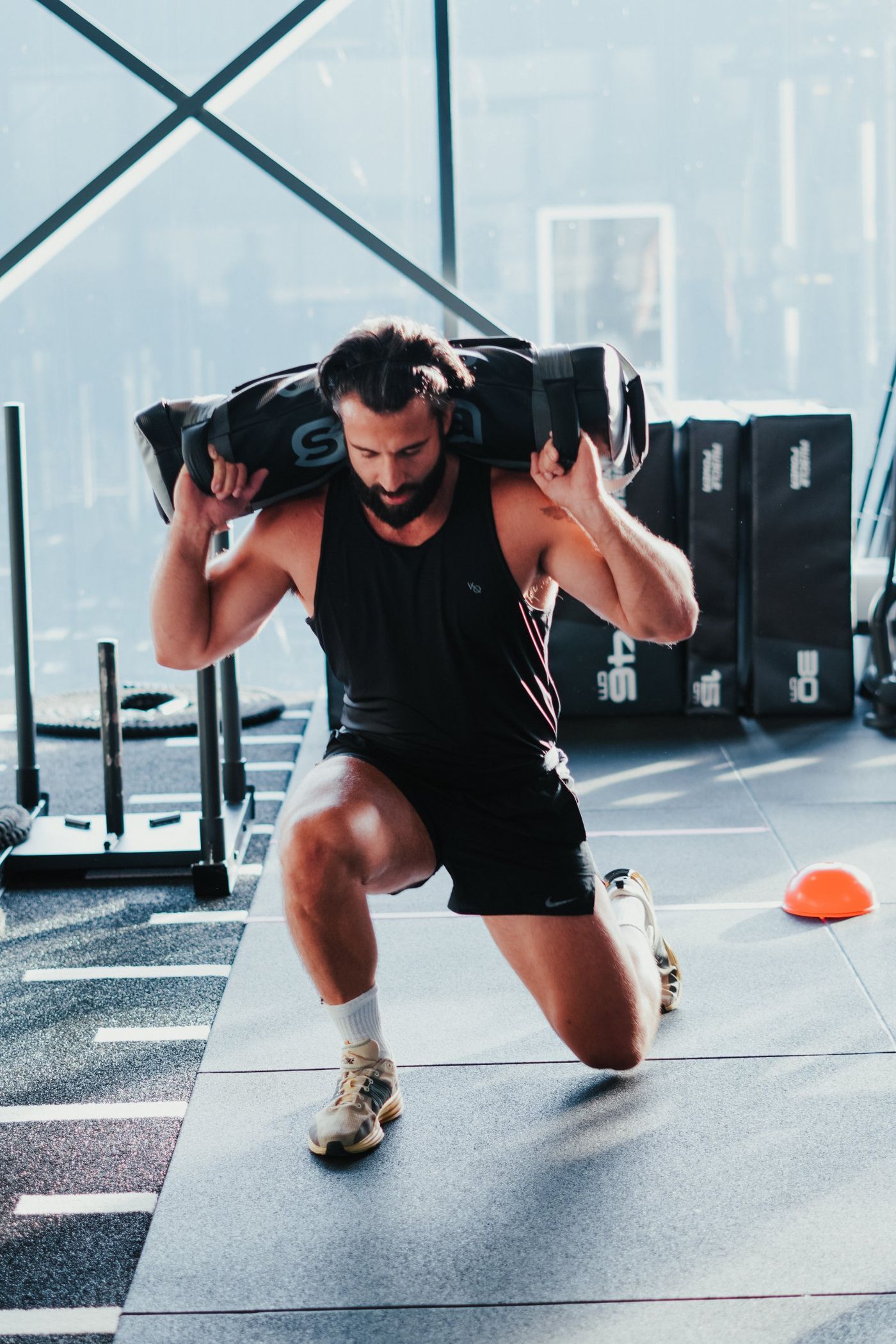 Sandbag lunge voor de grote ramen van de studio