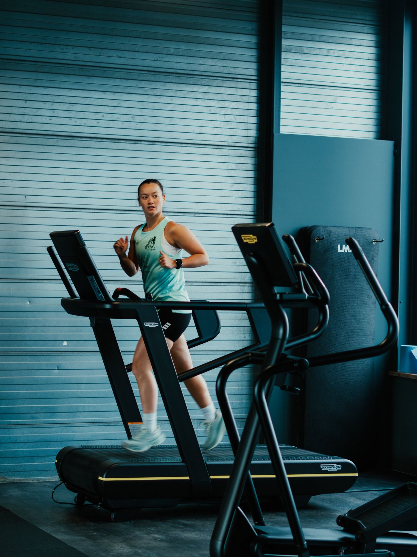 Sporter in Exclusive Gym-shirt tijdens een looptraining