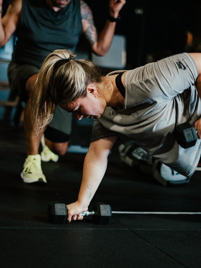 Sporter doet een renegade row tijdens een groepstraining
