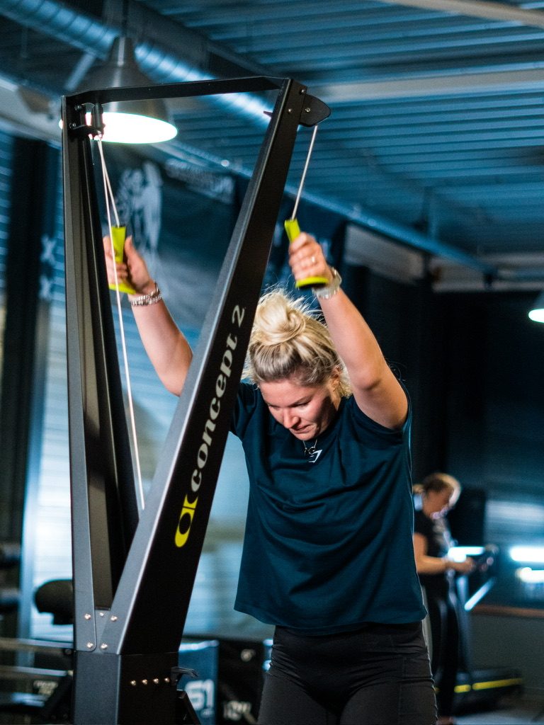 Sporter traint op de SkiErg