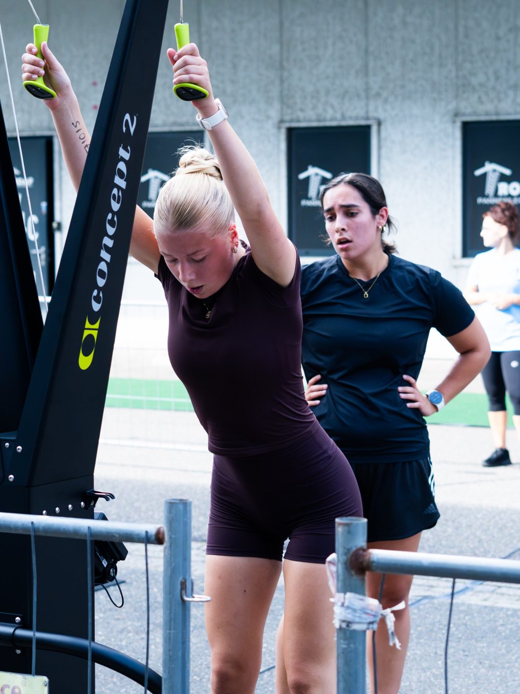 Twee sporters trainen op de SkiErg tijdens een HYROX-evenement