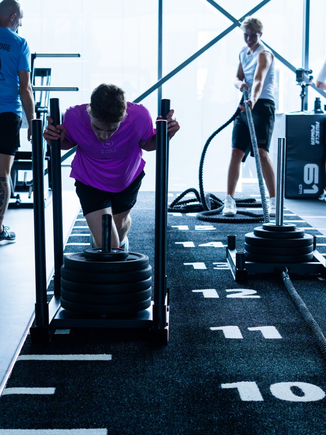 Sporters trainen samen op de sledbaan